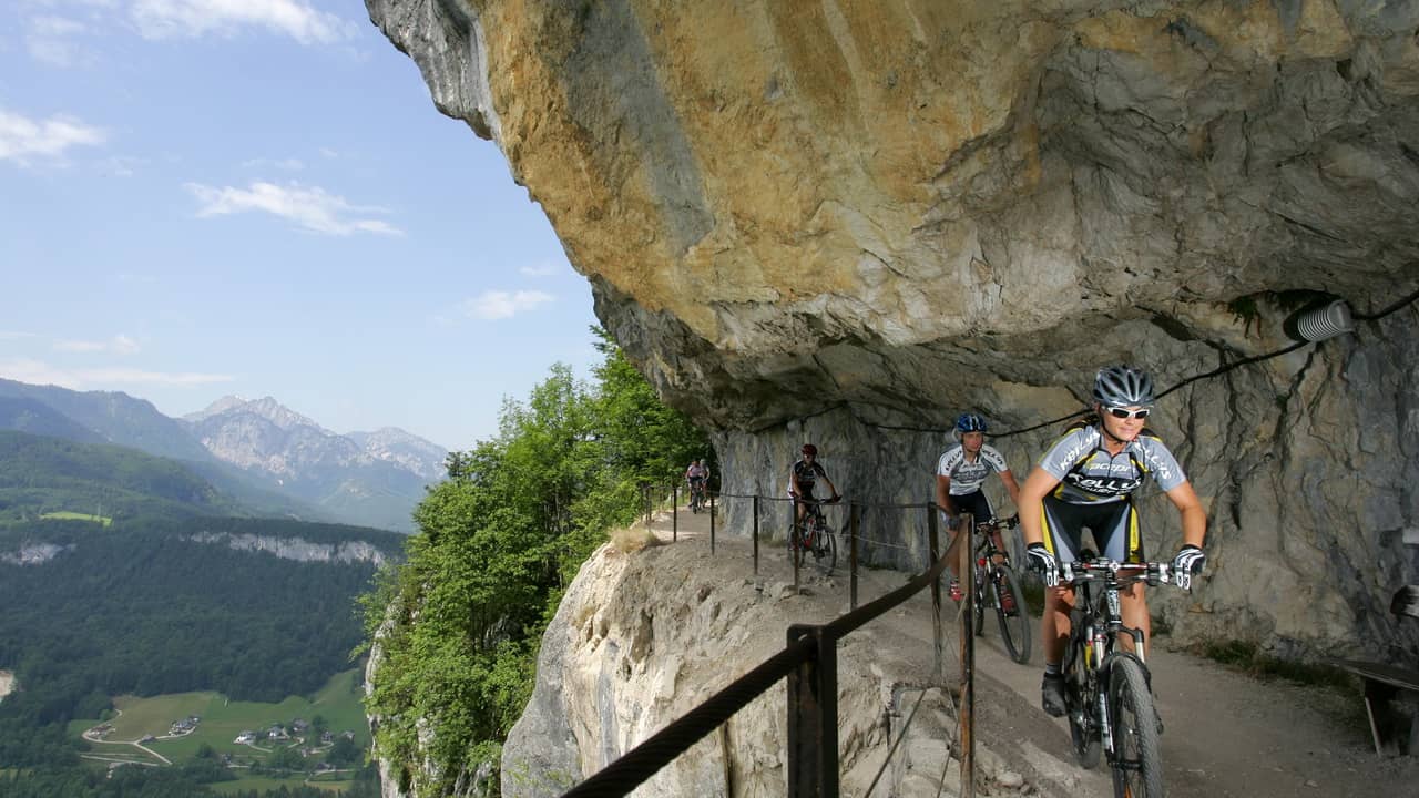 Mountainbiken på Ewige Wand Salzkammergut Semester i Österrike