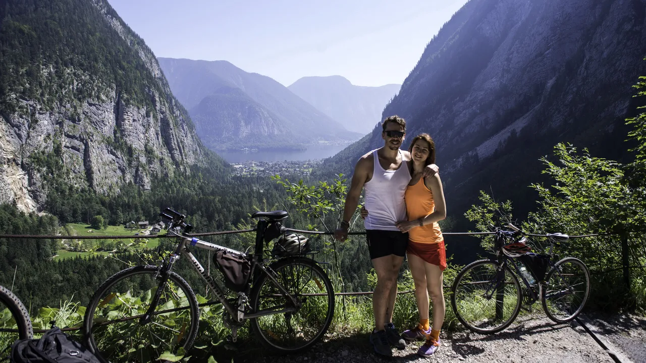 Joel och Anna med Hallstatt i bakgrunden © Austria Travel - Thungren