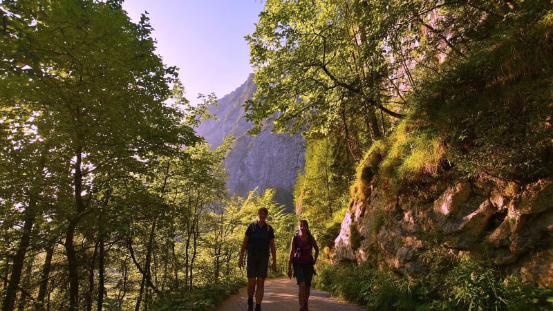 Vandra i Salzkammergut Echerntal i Hallstatt Semester i Österrike
