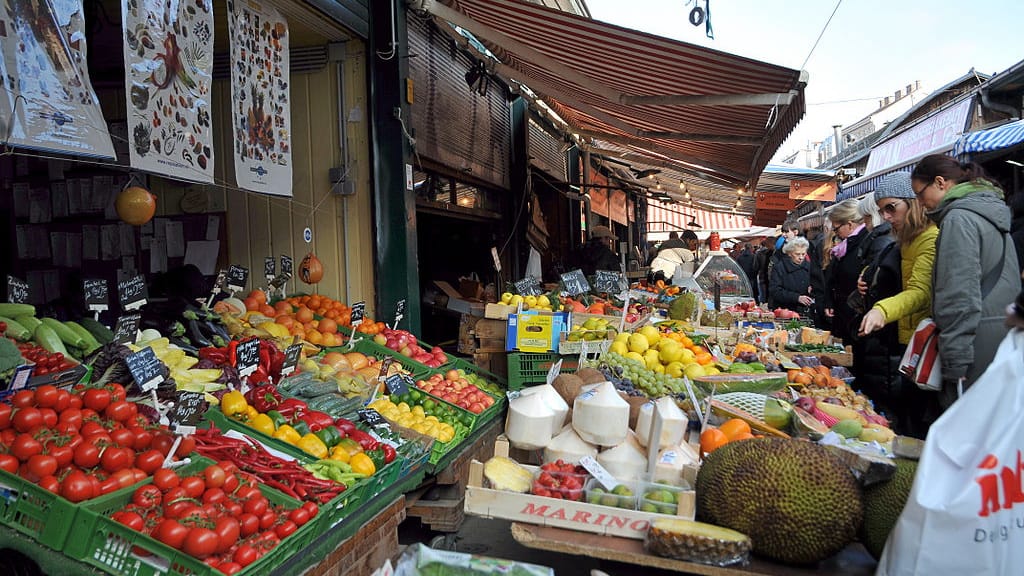 På Wiener Naschmarkt - en kulinarisk resa Semester i Österrike