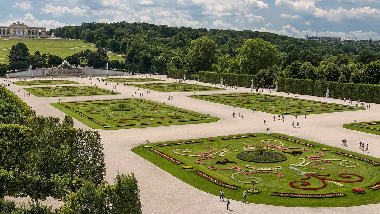Blick på Park Schönbrunn och Gloriette i Wien