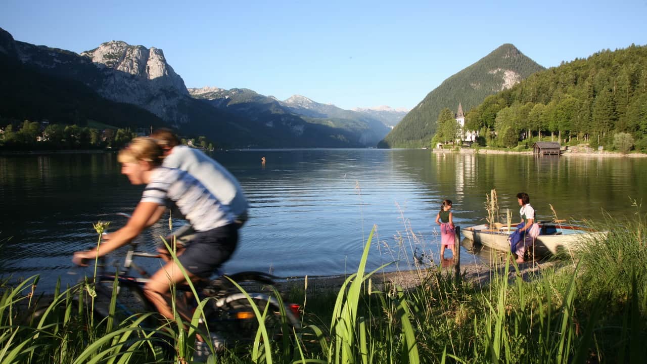 Cykla vid Grundlsee i Salzkammergut - semester i Österrike med Austria Travel