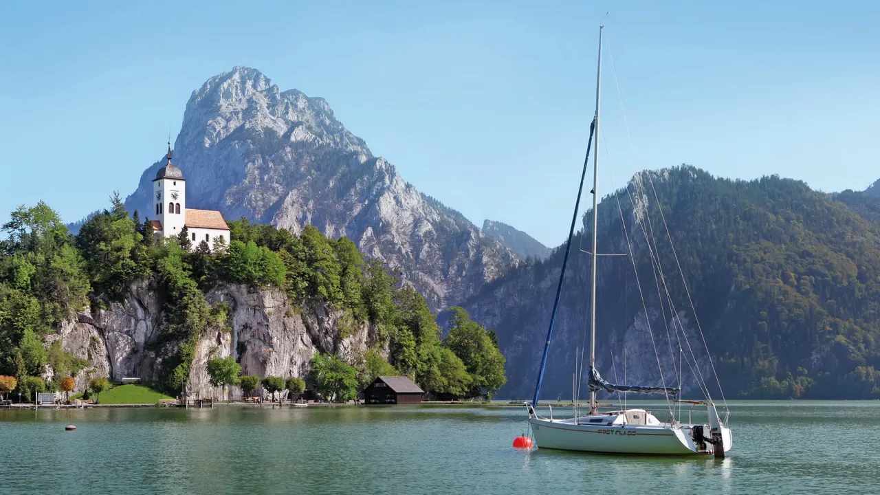 Traunkirchen vid Traunsee med berget Traunstein i bakgrunden - semester i Österrike med Austria Travel
