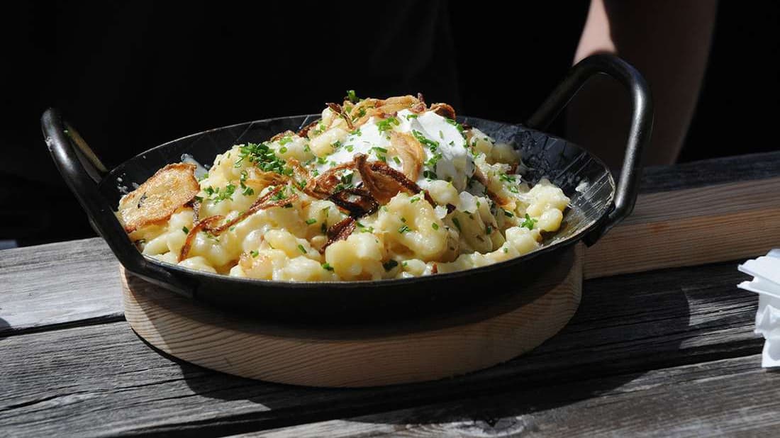 Käsespätzle - en österrikiskt specialitet - semester i Österrike med Austria Travel