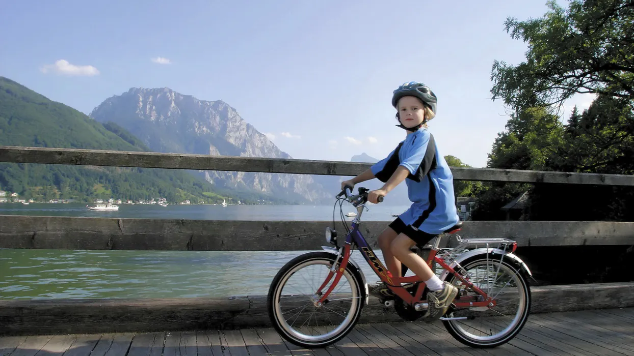 Traunsee med berget Traunstein: Cykling i Salzkammergut vid Hallstattsjön med Austria Travel