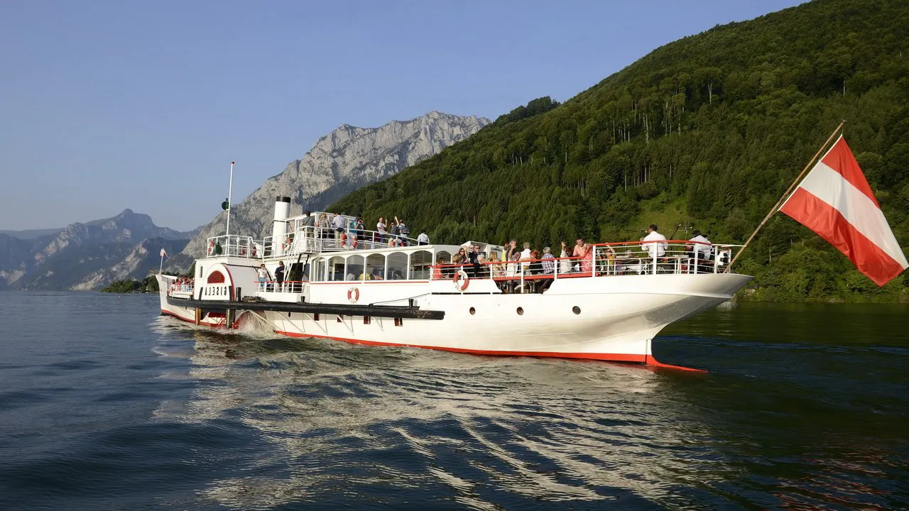 Vandring & cykling i Salzkammergut - Båttur på härliga Traunsee