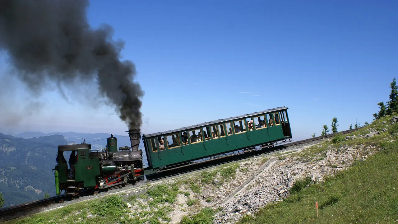Ångloket uppför Schafberg bergbahn semester cykelsemester i Österrike