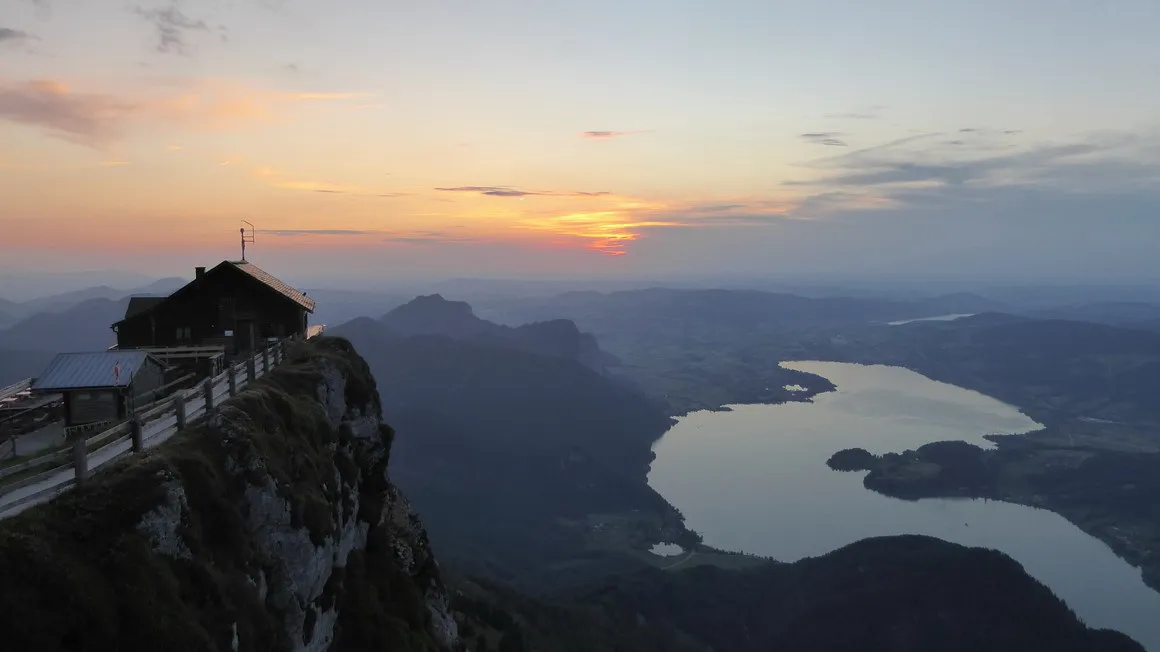 Blick från Schafberg över Mondsee - Salzkammergut - semester cykelsemester i Österrike