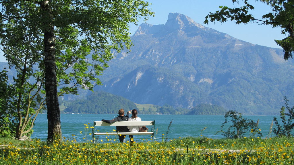 Mondsee med blick på berget Drachenwand semester cykelsemester i Österrike