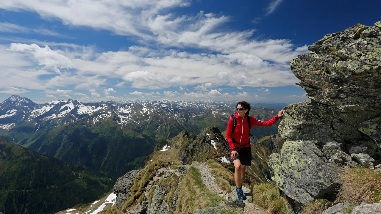 Vandring vid Planai på Schladminger Tauern Höhenweg semester i Österrike