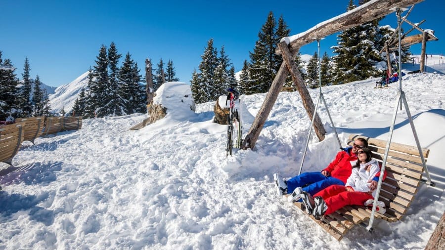 par som vilar i snön schladming