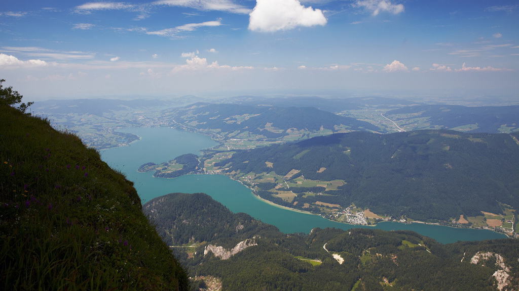 vandring livsnjutare vid Strobl i Salzkammergut vid Wolfgangsee i Österrike vandring livsnjutare