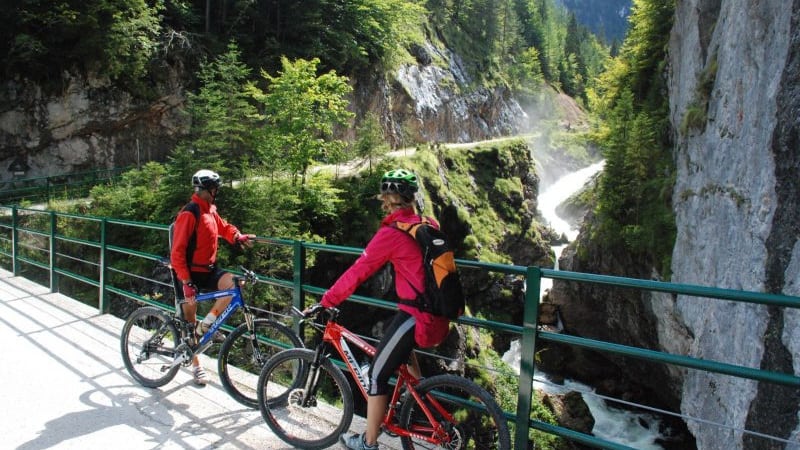 Biketrail vid Hallstatt genom Echern-dalen - cykelsemester semester i Österrike