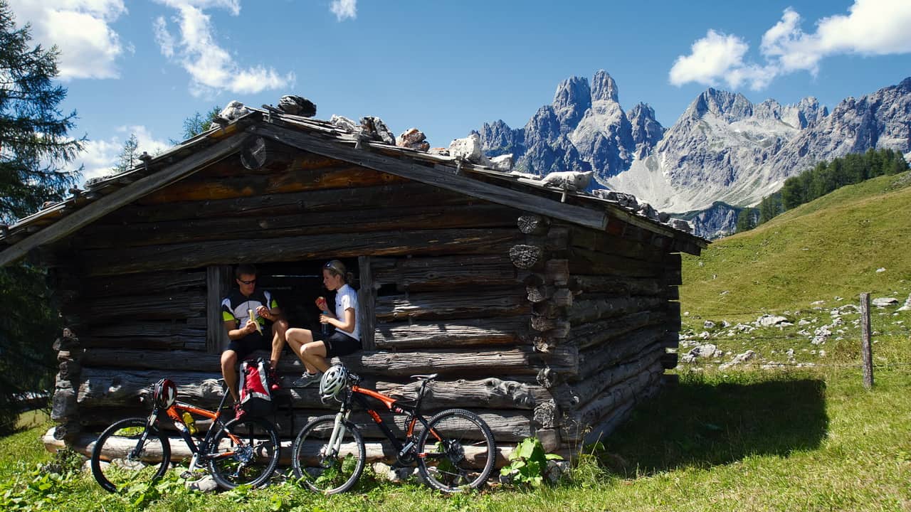 MTB - paus vid mysig alpstuga Österreich Österrike cykelsemester i Österrike