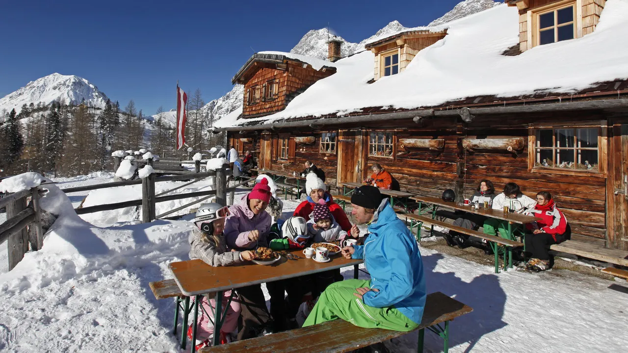 Paus vid en Almhütte i Salzkammergut - vintersemester i Österrike