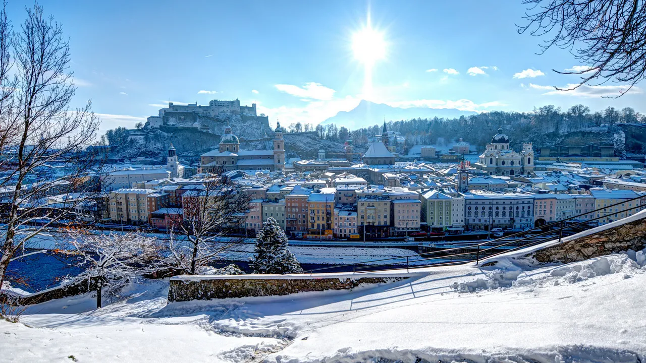Fästningen Hohensalzburg vinter snö