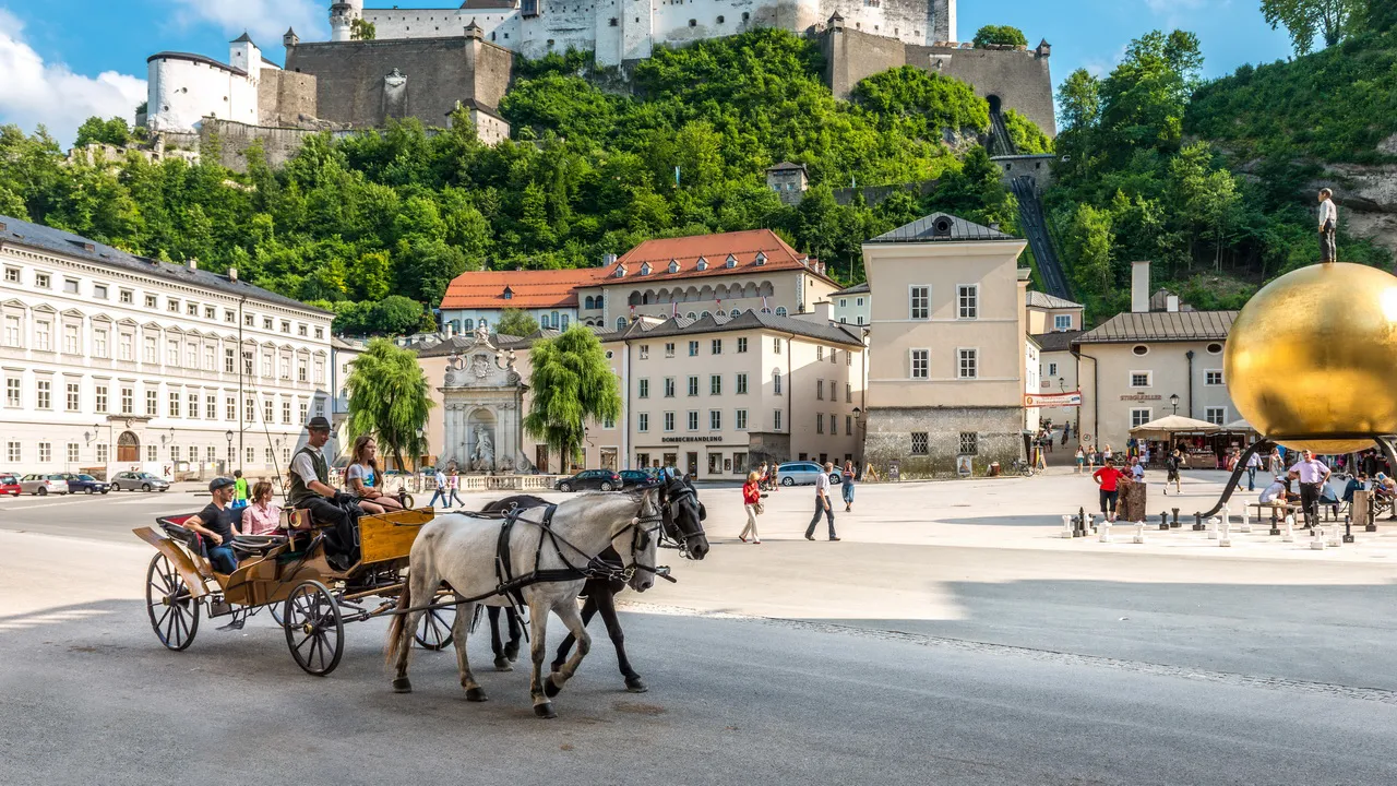Kapitelplatz i Salzburg - semester cykelsemester i Österrike