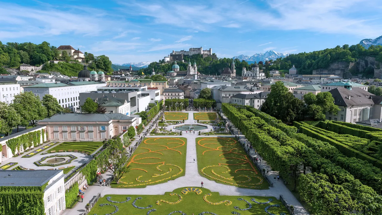 Do-re-mi i Mirabell trädgården i Salzburg SOM Österrike Sound of Music