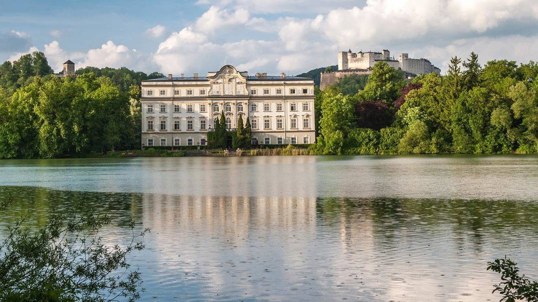 Slott Leopoldskron med fästning i bakgrunden Salzburg Sound of music