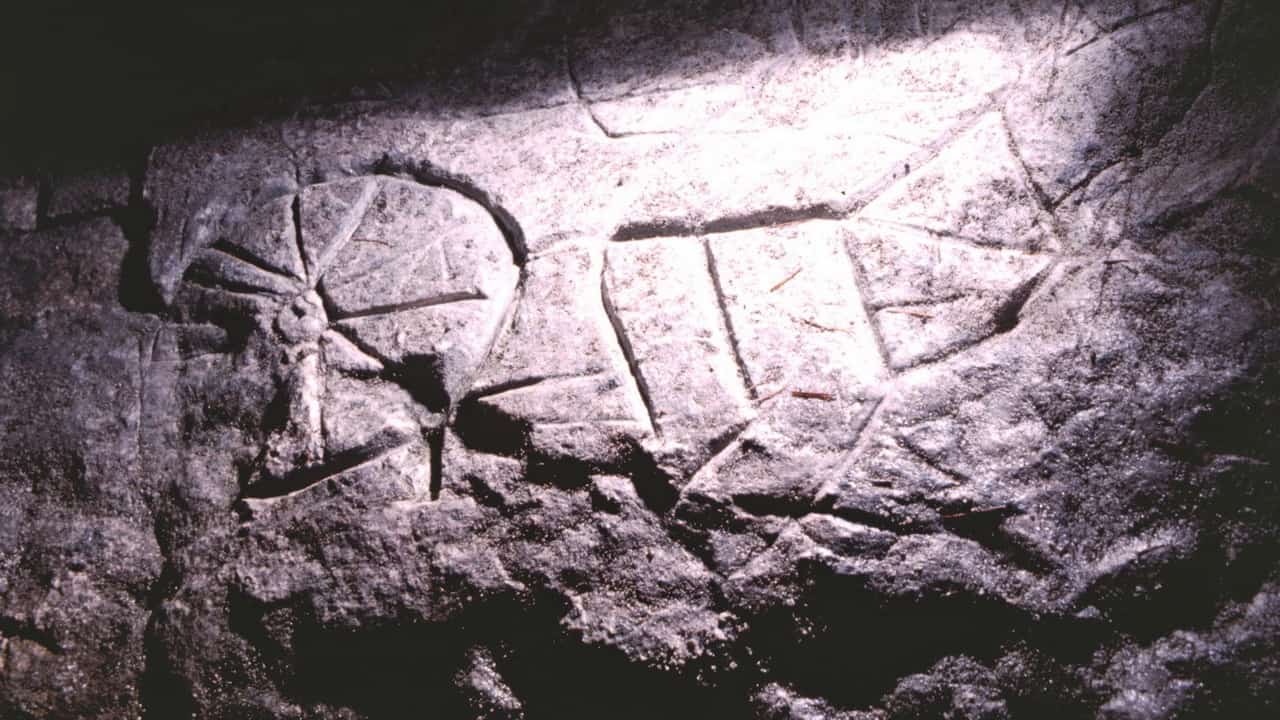 Notgasse med 2000 år gamla klippmålningar