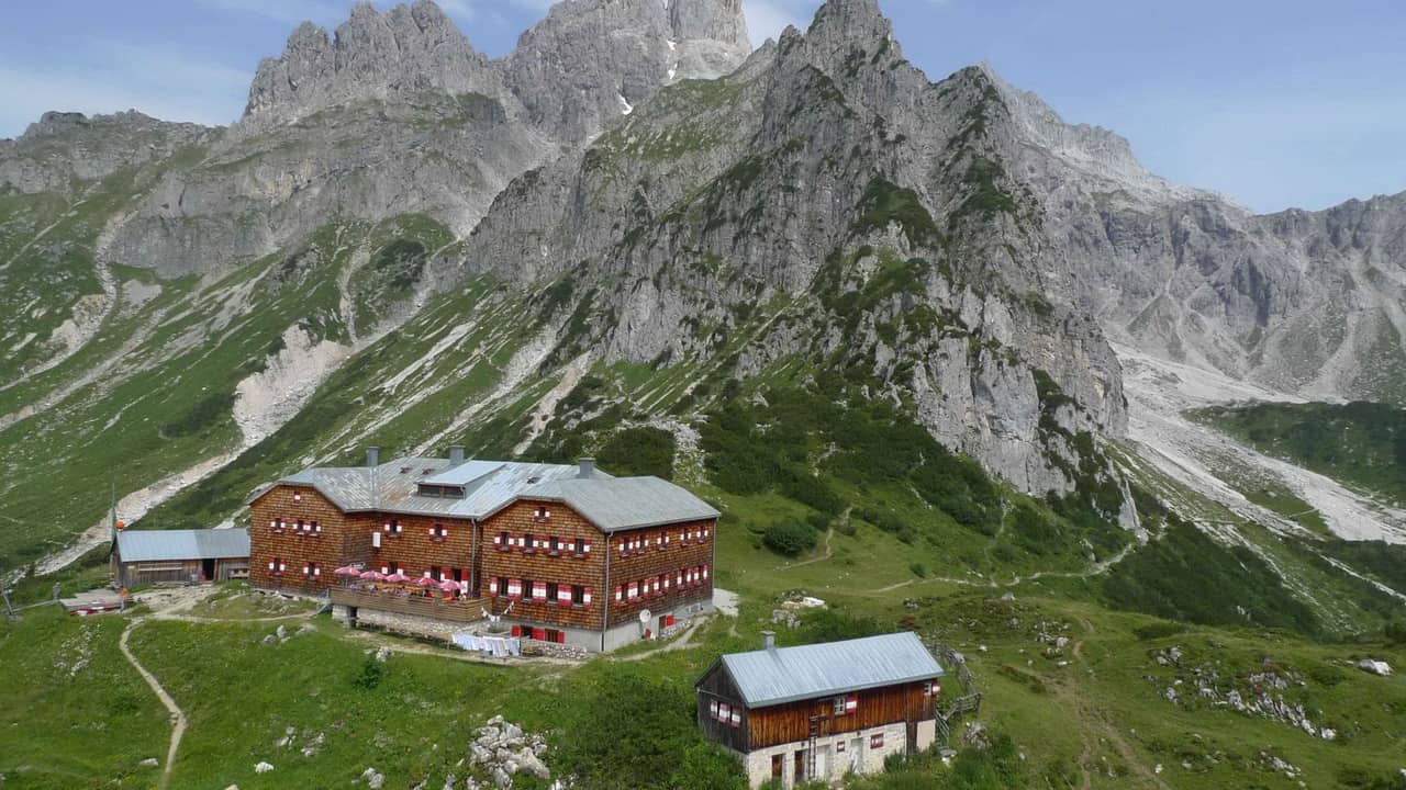 Hofpürglhütte under toppen Bischofsmütze (=biskopsmössan).