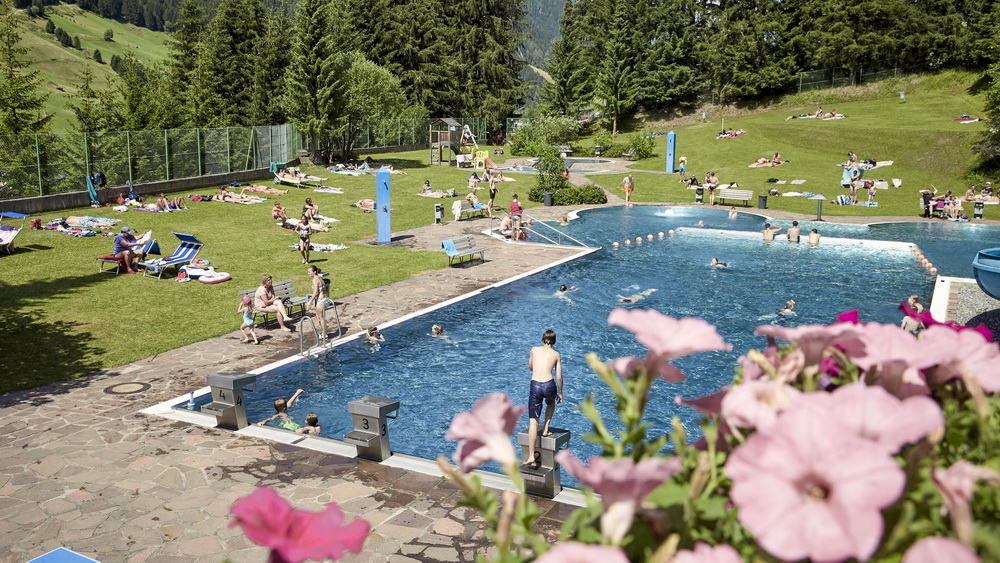 Waldbad i Ischgl Paznaun Tirol Semester i Österrike