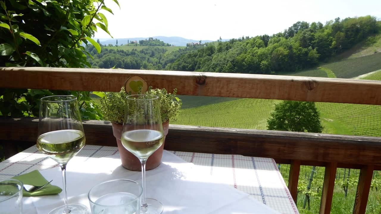 Cykelpaus vid en typisk Buschenschank Vincykling Steiermark