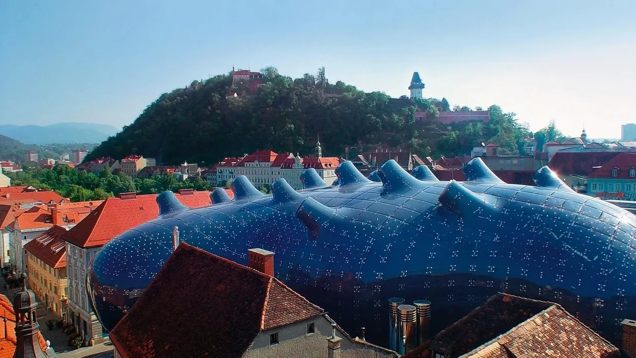 Graz med blick på Kunsthaus och Schlossberg Steiermark