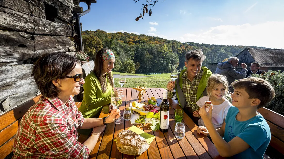 Jause vid Altes Kellerstöckl i Klöch Steiermark - Semester i Österrike med Austria Travel