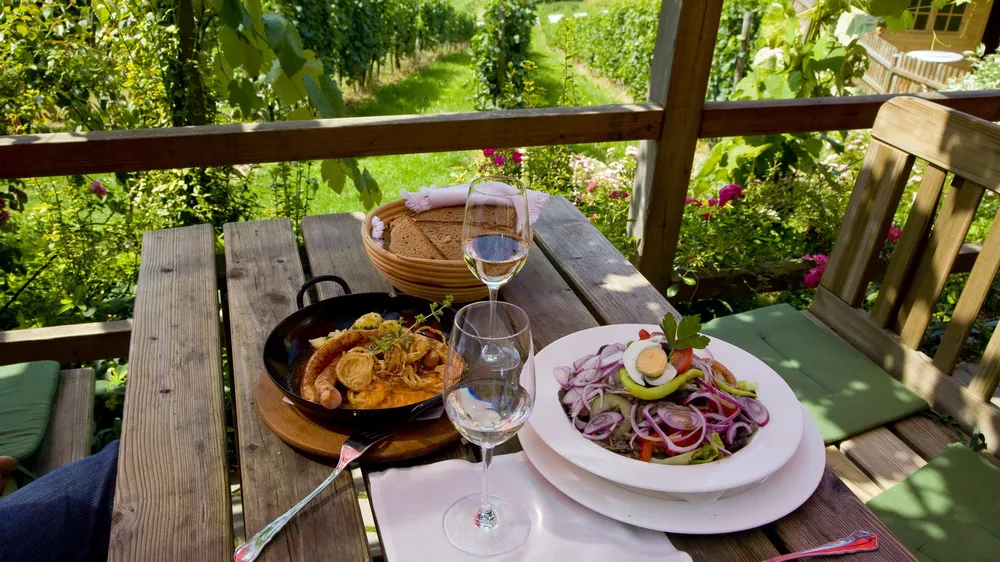 God mat Weinhof Wippel Vinvandring vincykling Steiermark Austria Travel