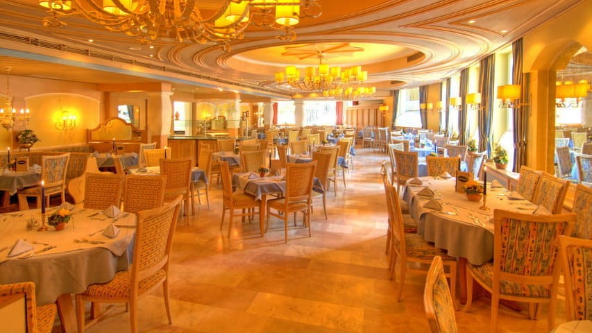 Hotel Schütthof - Restaurangen Skidsemester i Zell am See med Austria Travel - Bo på Hotel Schütthof 8