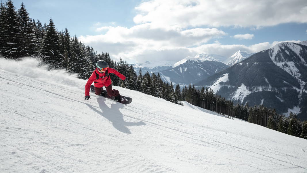 Brädåkare på skidsemester i Saalbach Hinterglemm