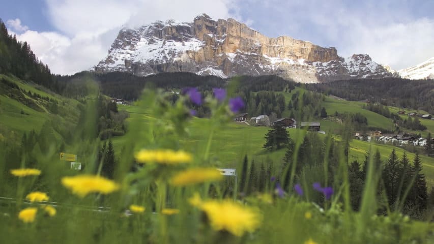 Vy från Dolomiten Höhenweg i Italien
