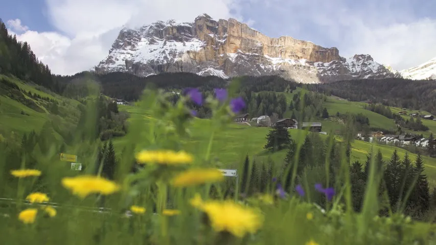 Vy från Dolomiten Höhenweg i Italien