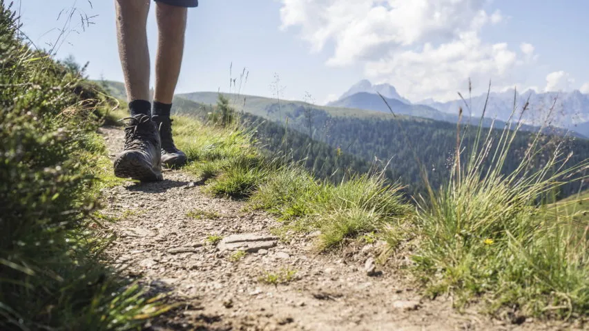 Vandra på Dolomiten Höhenweg i Sydtyrolen