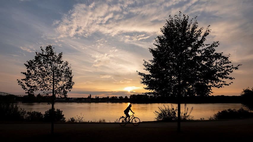 Cykling längs Donau vid Esztergom by night