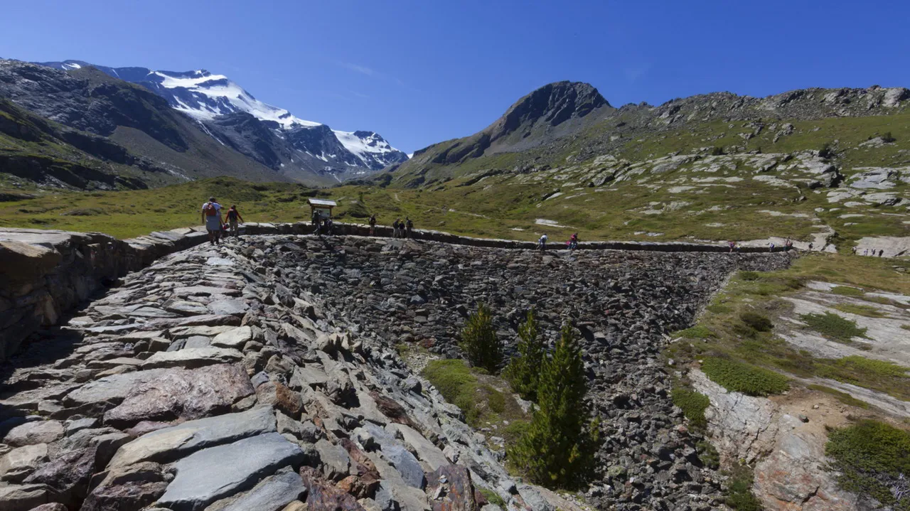 Vandring till Zufallhütte i nationalparken Stelvio Stilfserjoch