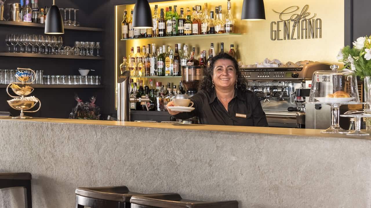 Hotel Genziana - Angela i baren
