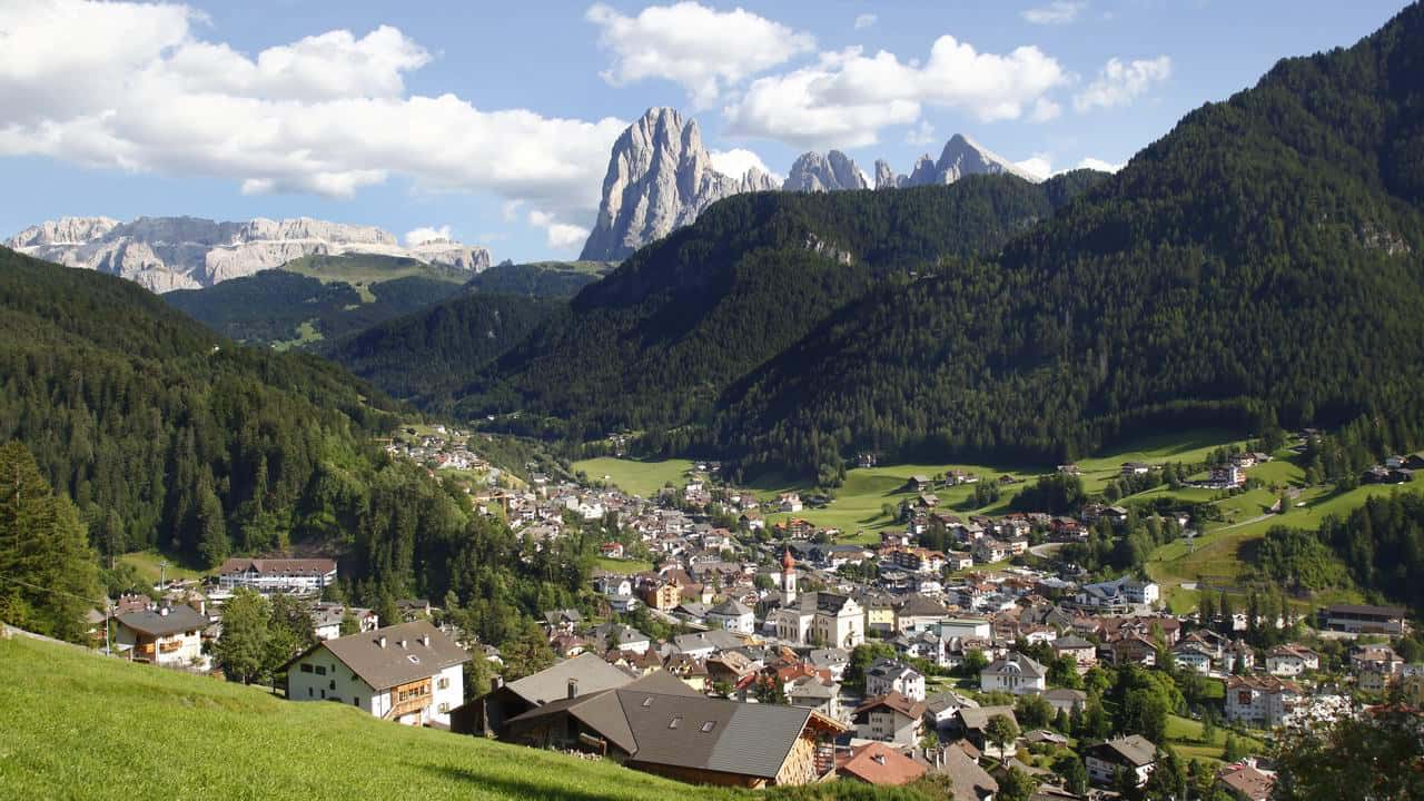 Ortisei/St Ulrich med vy över Sassolungo