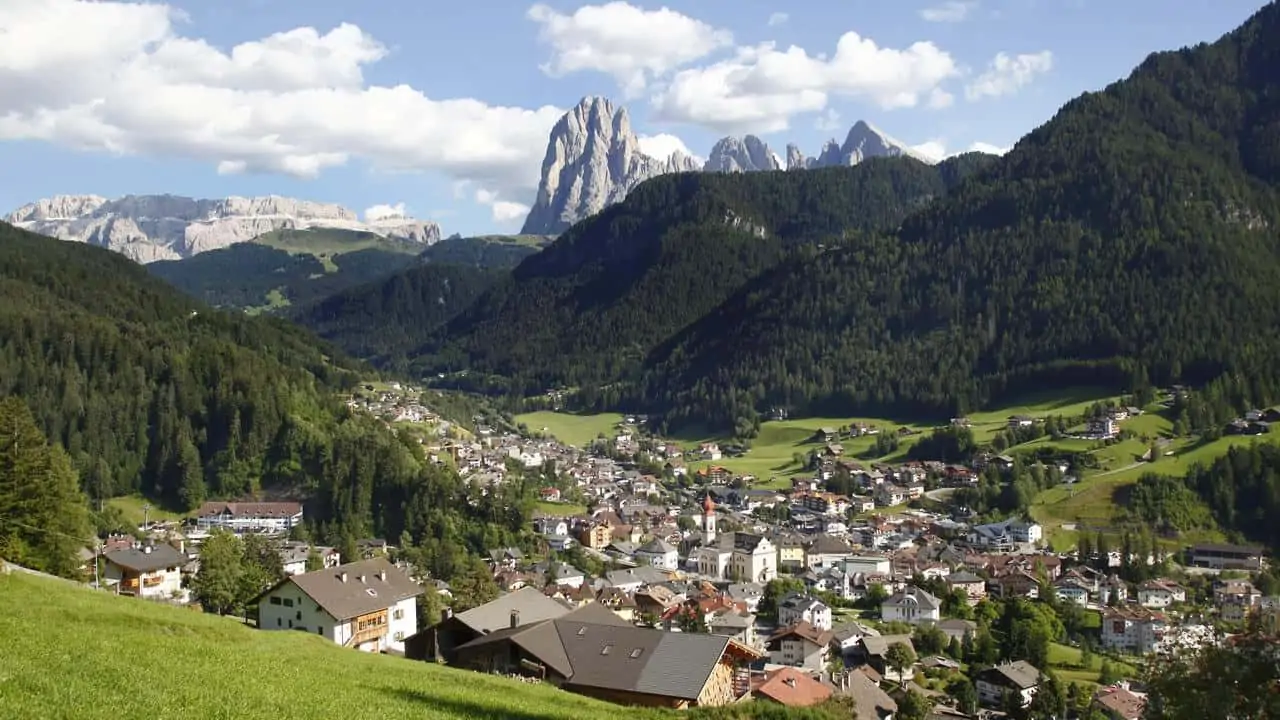Ortisei/St Ulrich med vy över Sassolungo