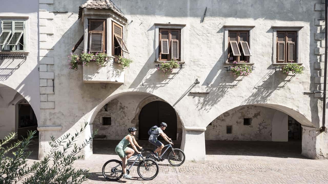 Cykla genom Bozen-Bolzano vid Dolomiterna