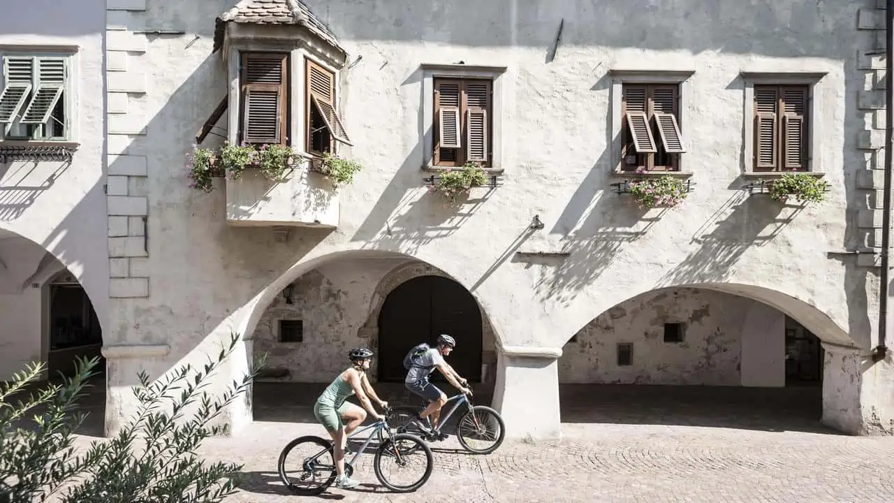 Cykla genom Bozen-Bolzano vid Dolomiterna