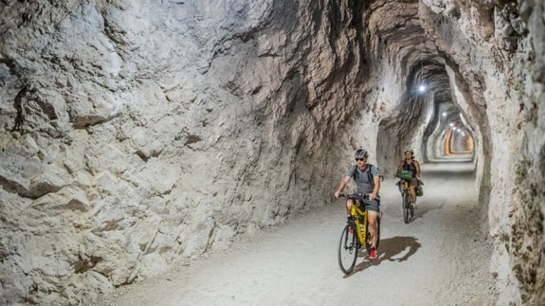 Cykla järnvägstunnel cykla runt Dolomiterna