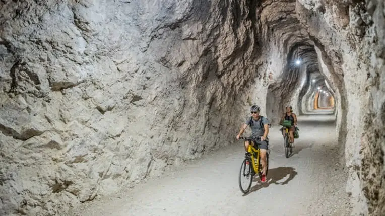 Cykla järnvägstunnel cykla runt Dolomiterna