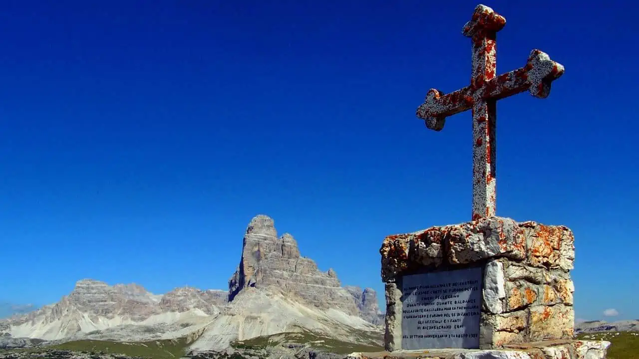 Minneskors på Monte Piano Vandra på Alpfront Trail Dolomiterna