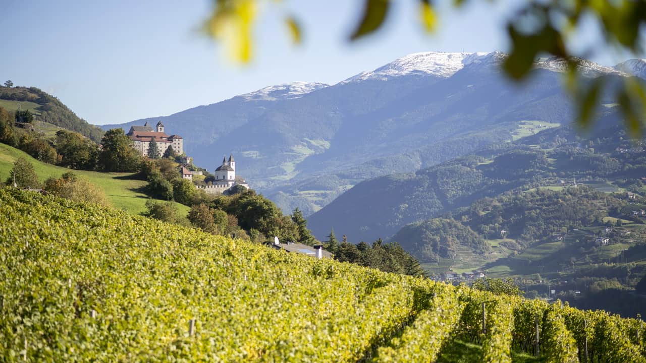 Klostret Säben vandra på kastanjeleden i Sydtyrolen