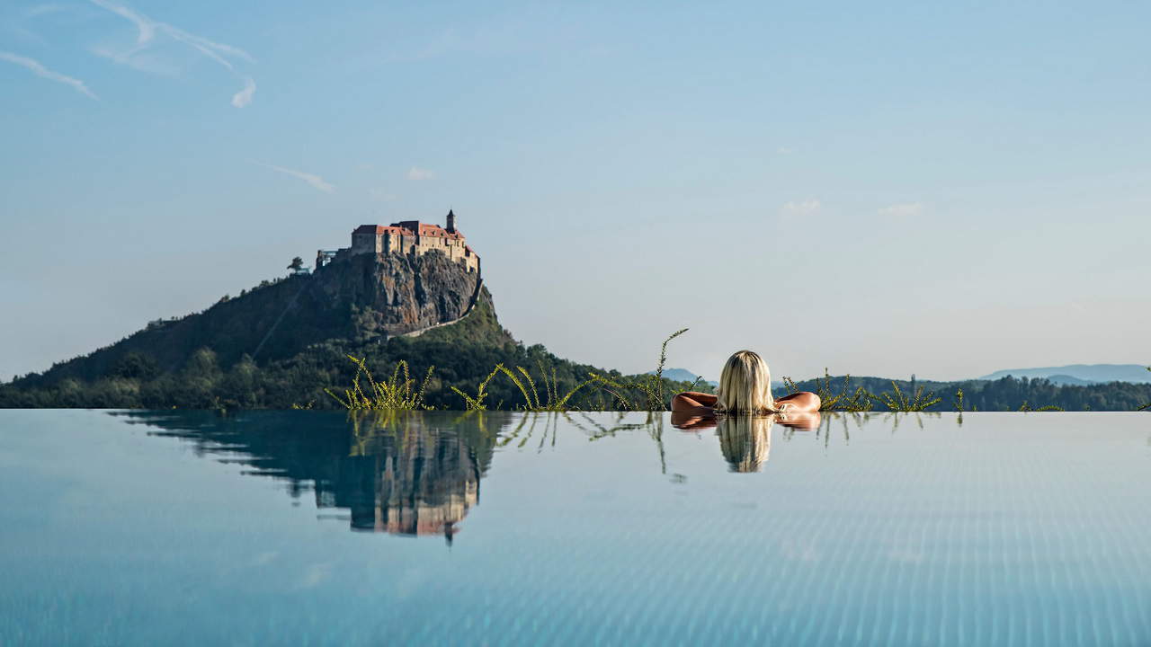 Poolen Genusshotel Riegersburg kvinna i poolen