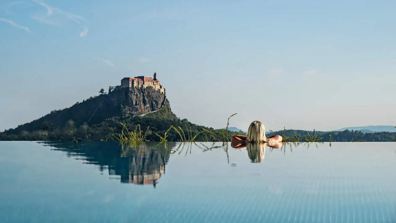 Poolen Genusshotel Riegersburg kvinna i poolen