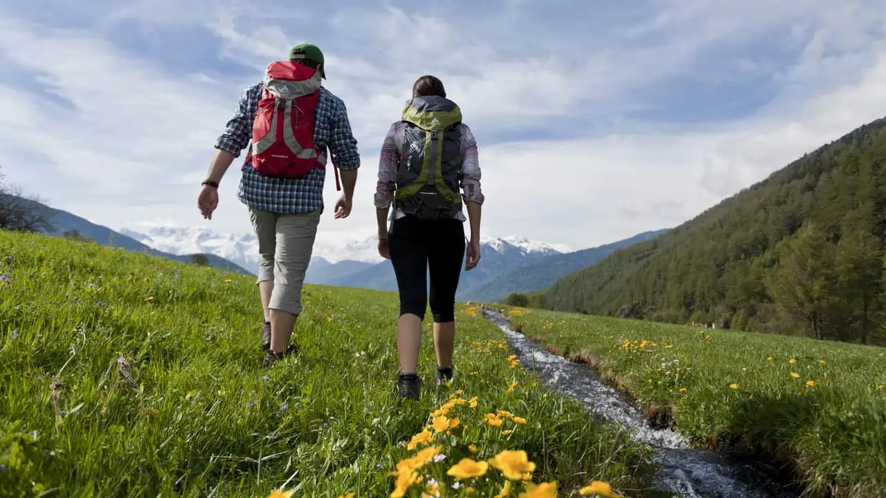 Vandrare på Sydtyrolens Waalwege från Garmisch till Meran-Merano