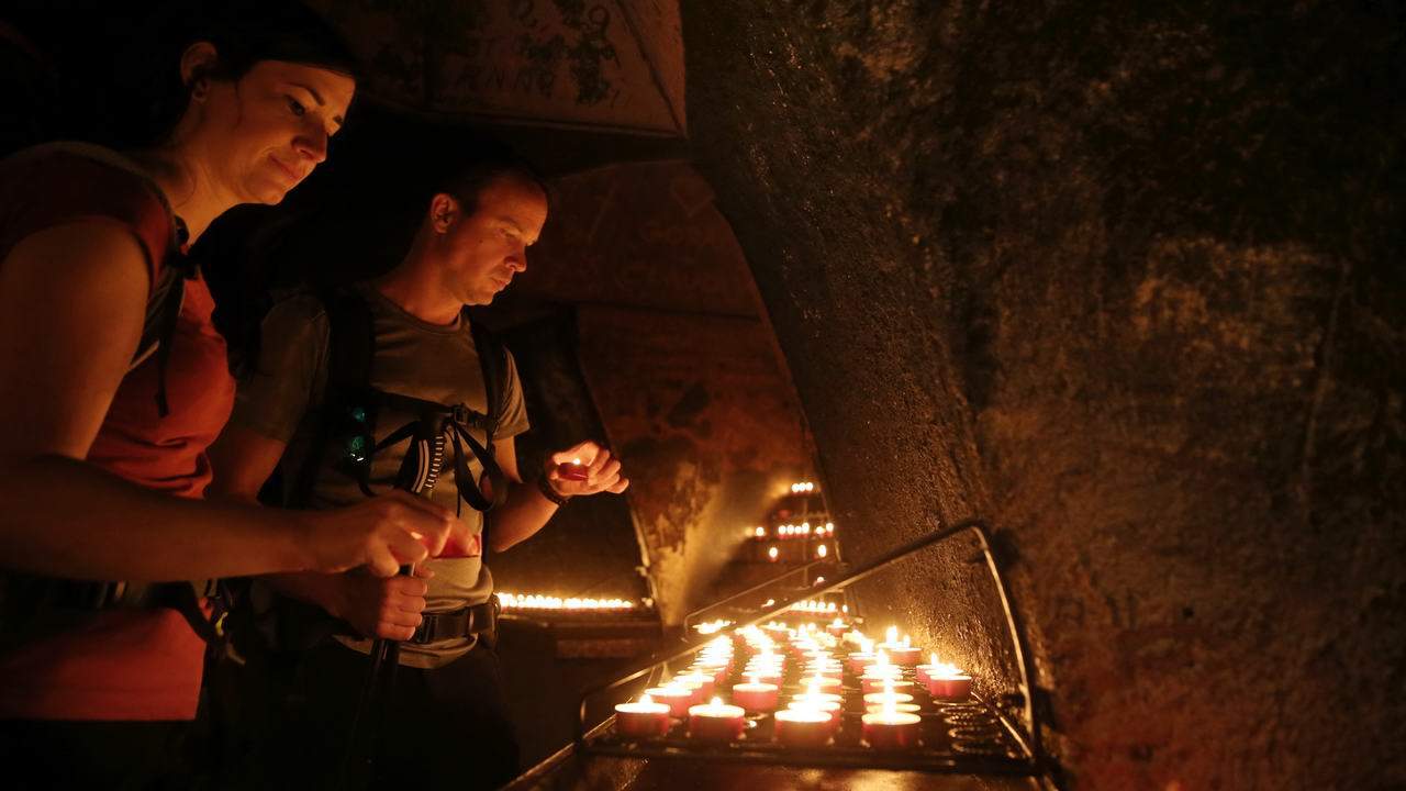 Tända ljus på Via Sacra